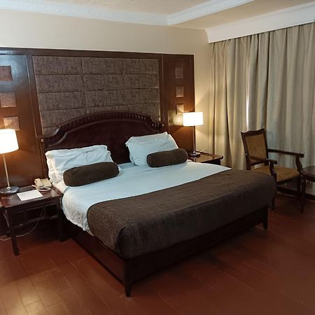 Owu Crown Hotel Ибадан Екстериор снимка