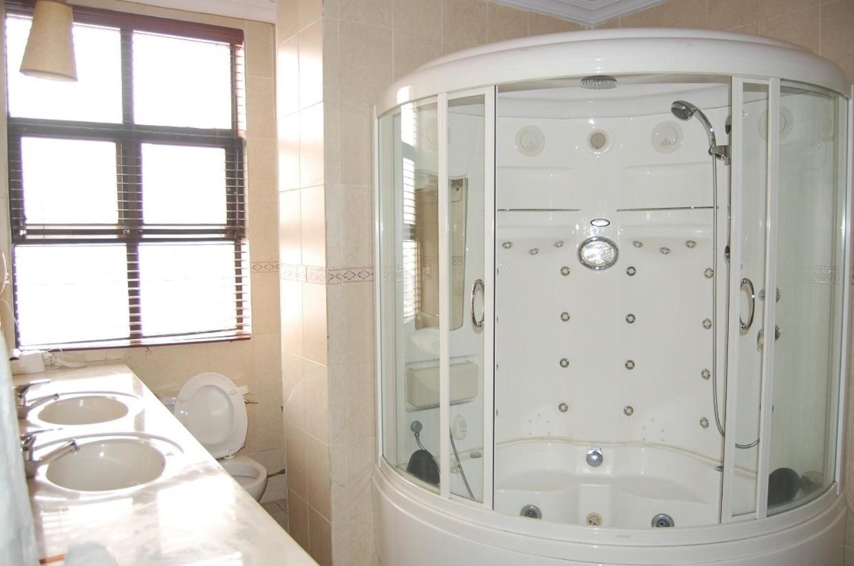 Owu Crown Hotel Ибадан Стая снимка
