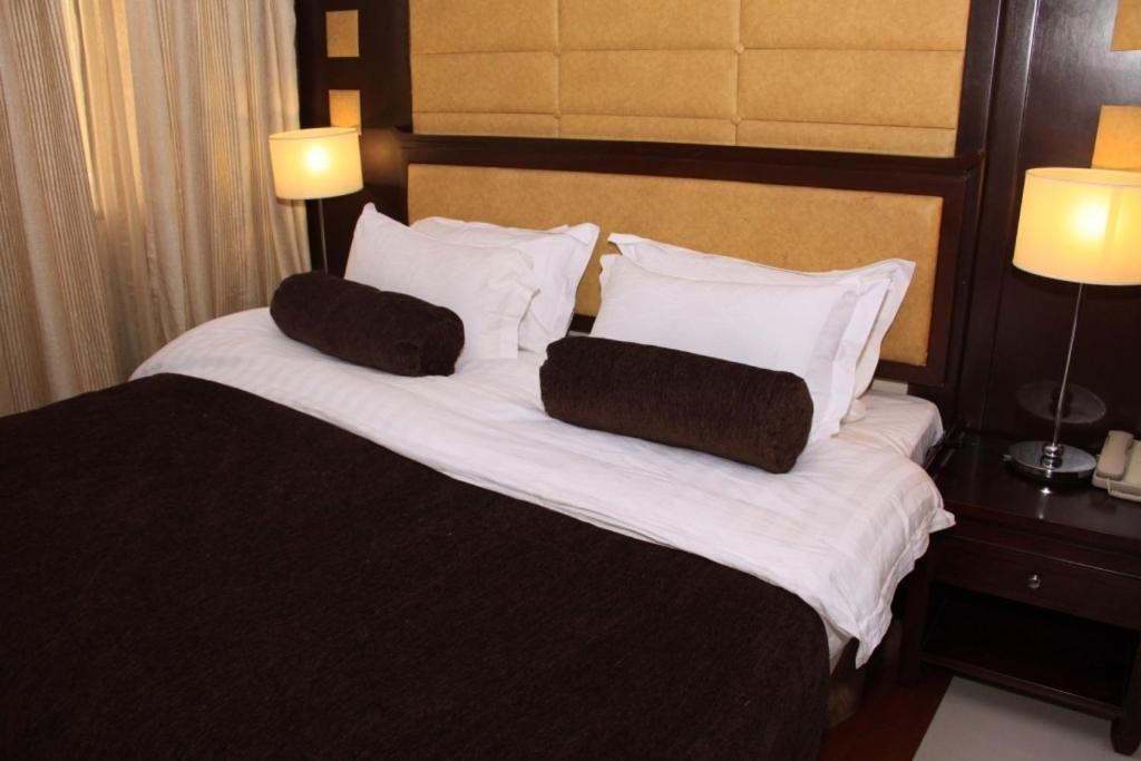 Owu Crown Hotel Ибадан Стая снимка
