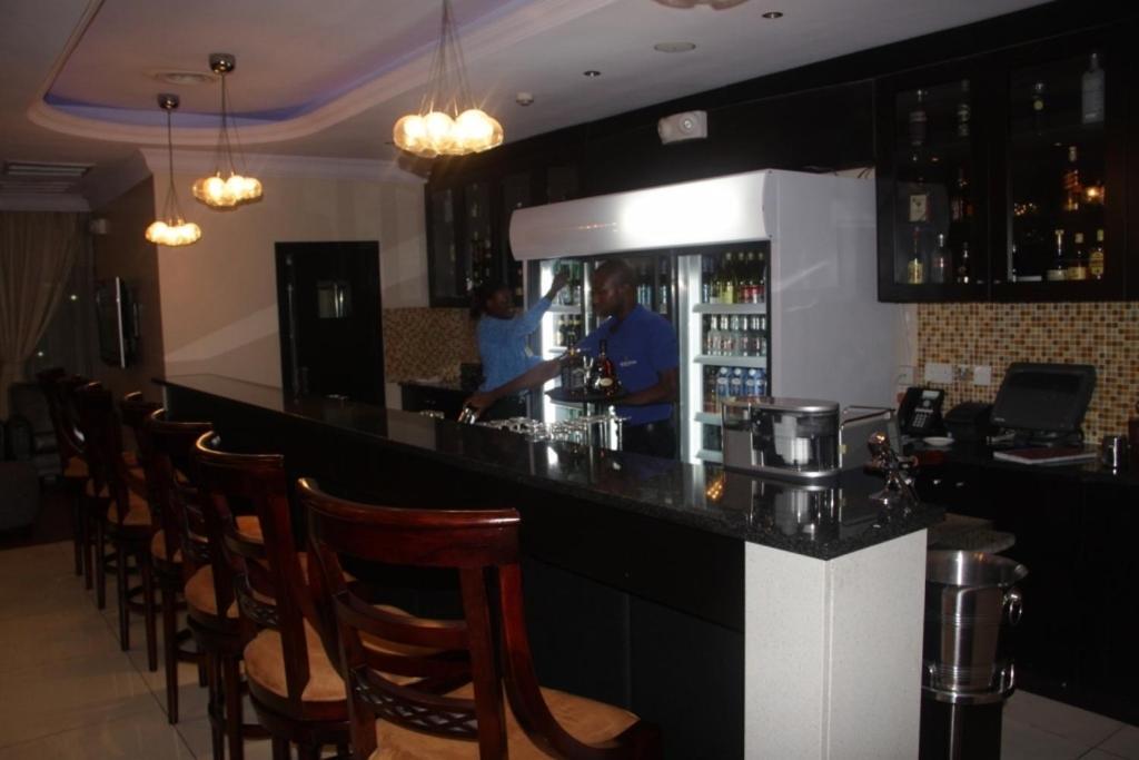 Owu Crown Hotel Ибадан Екстериор снимка