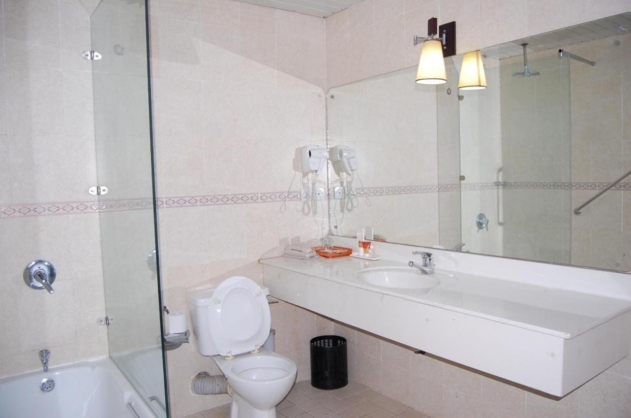 Owu Crown Hotel Ибадан Стая снимка