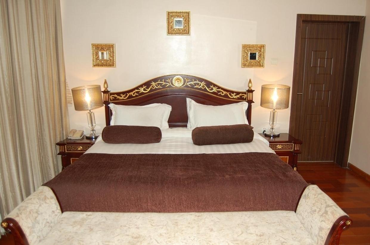 Owu Crown Hotel Ибадан Стая снимка