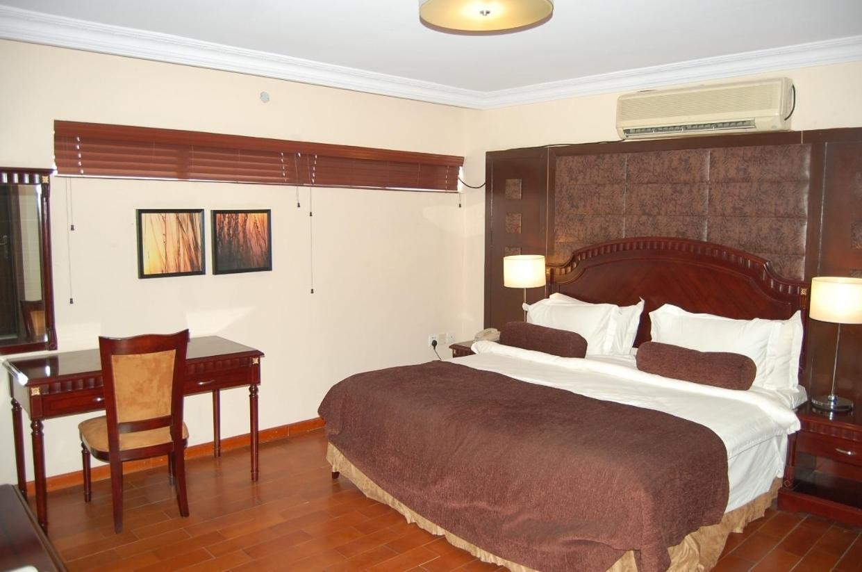 Owu Crown Hotel Ибадан Стая снимка