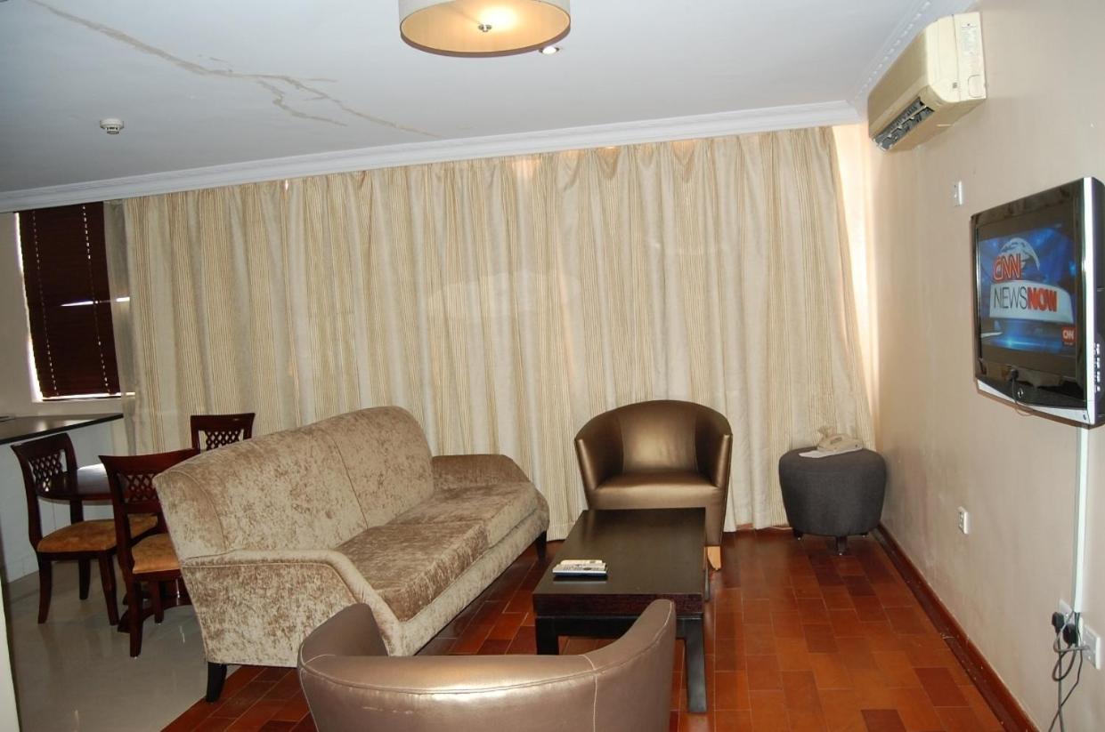 Owu Crown Hotel Ибадан Стая снимка