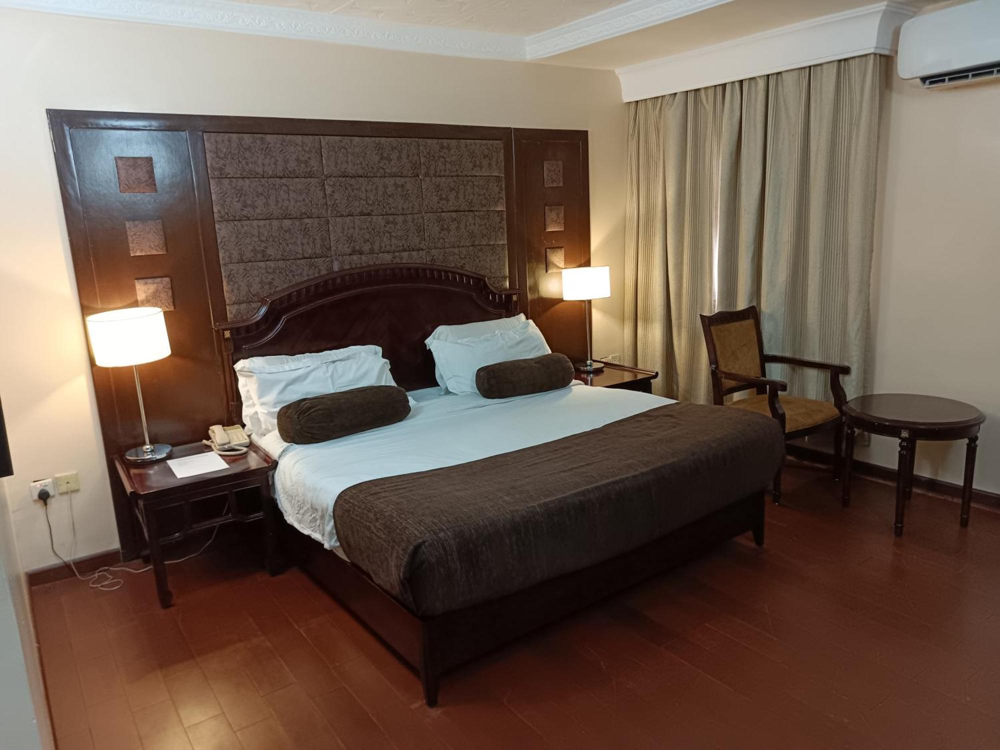 Owu Crown Hotel Ибадан Екстериор снимка