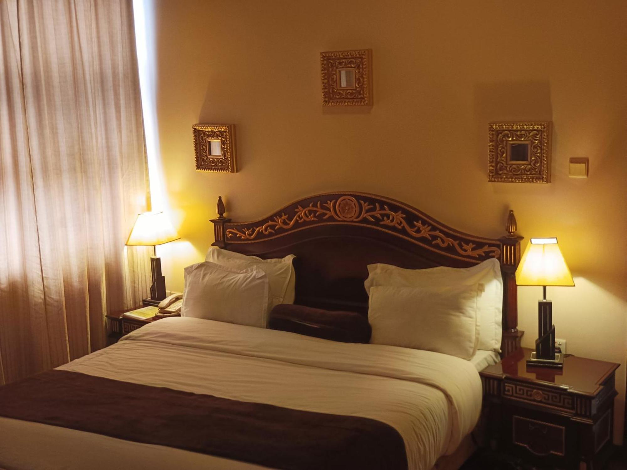 Owu Crown Hotel Ибадан Екстериор снимка