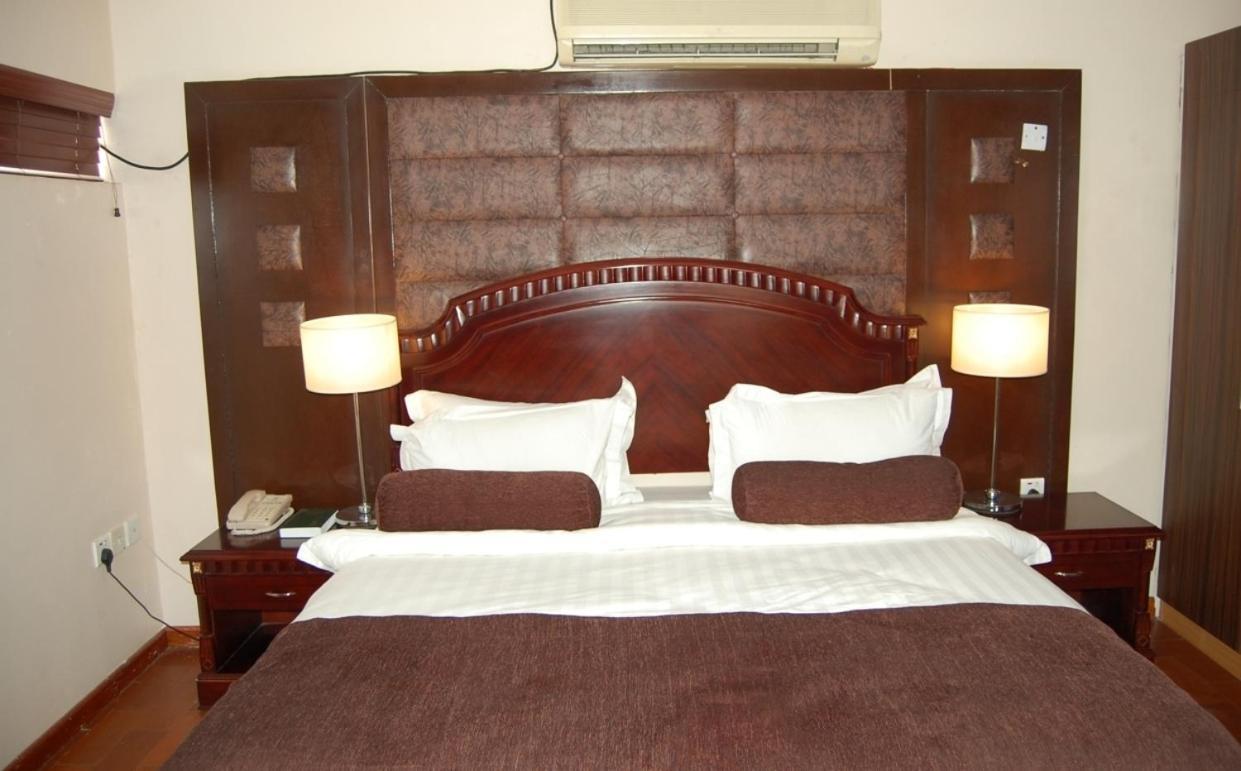 Owu Crown Hotel Ибадан Екстериор снимка