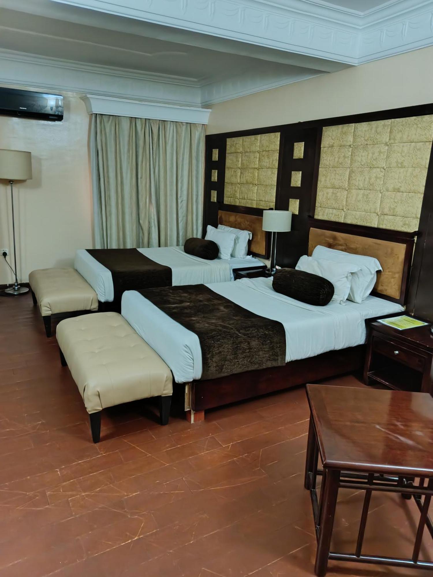 Owu Crown Hotel Ибадан Екстериор снимка